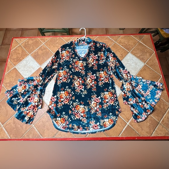 Lucky & Blessed Women’s Velvet Floral Keyhole Top - Picture 5 of 10